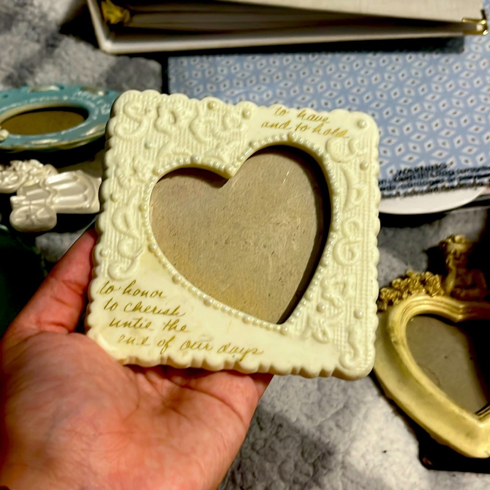 These are mini picture frames!! They haven’t been used in a while!!